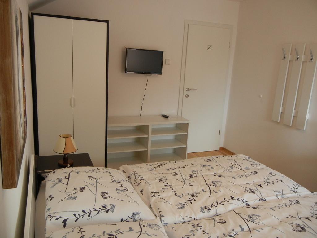 Rooms & Apartment Mira G. Postojna Exteriör bild