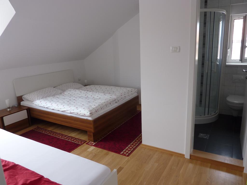 Rooms & Apartment Mira G. Postojna Rum bild