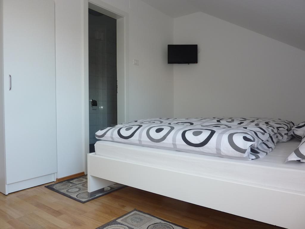 Rooms & Apartment Mira G. Postojna Rum bild