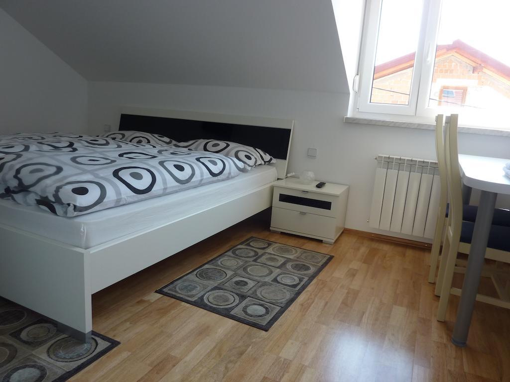 Rooms & Apartment Mira G. Postojna Rum bild