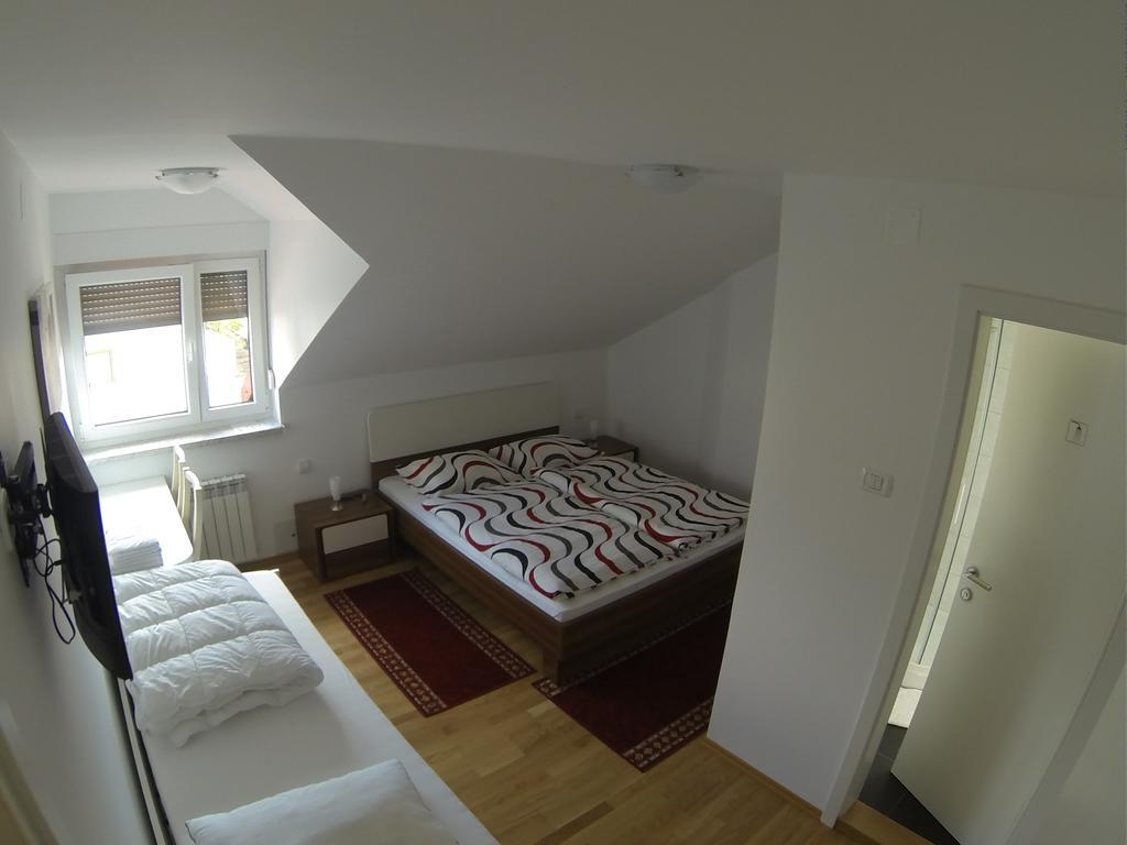 Rooms & Apartment Mira G. Postojna Exteriör bild